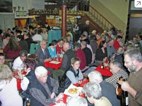 Großer Andrang der Werlauer Bevölkerung bei der Präsentation alter Bilder und einer köstlichen Weinprobe, durch die Winzer Peter Schneider (rechts) führte. Foto: Klaus Brademann