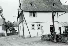 Das 1978 abgerissene Wohnhaus der Zehnthofanlage. Reproduktion: Klaus Brademann